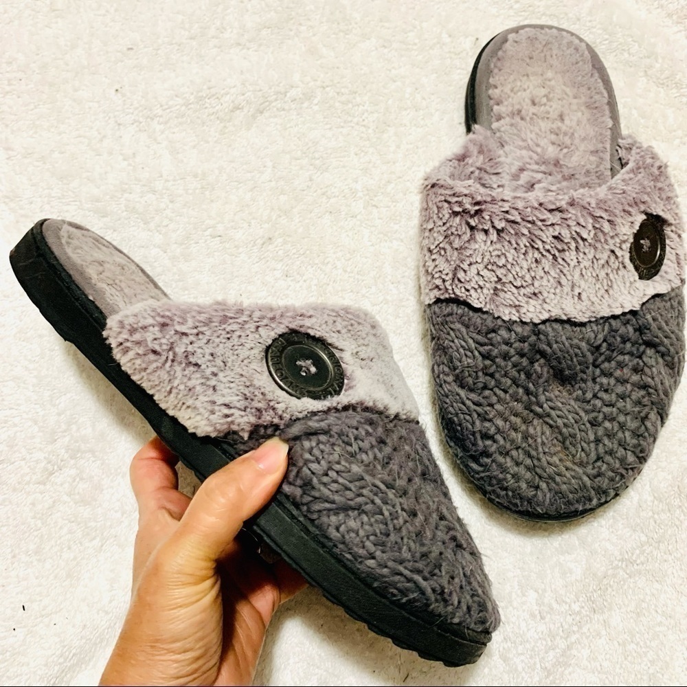 DEARFOAMS gray slippers women’s size 9-10